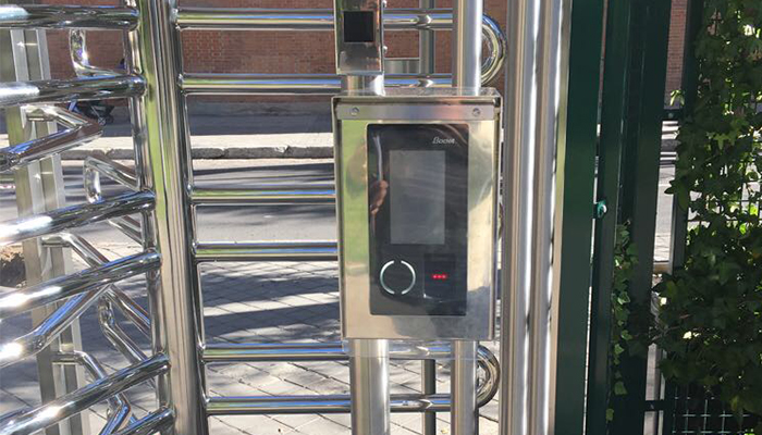 Un torno de acceso con un terminal Kelio