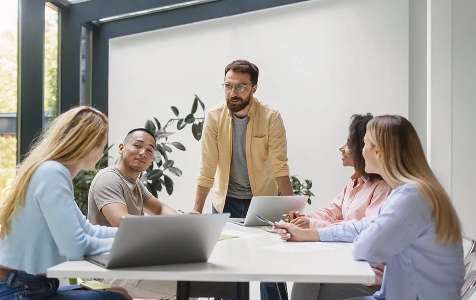 Asesor profesional gestionando el registro de jornada y rentabilidad de clientes con Kelio