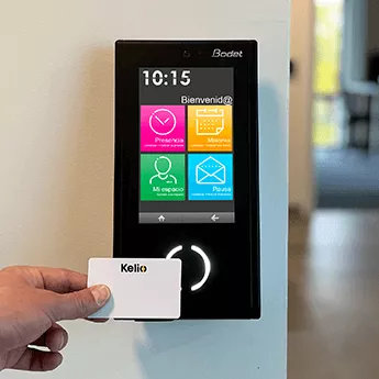 Un terminal de fichar táctil