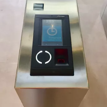 Un torno de acceso con un terminal táctil Kelio